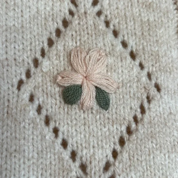 SINCERELY JULES Angie Floral Cable Knit
Sweater Tank - Picture 4 of 14